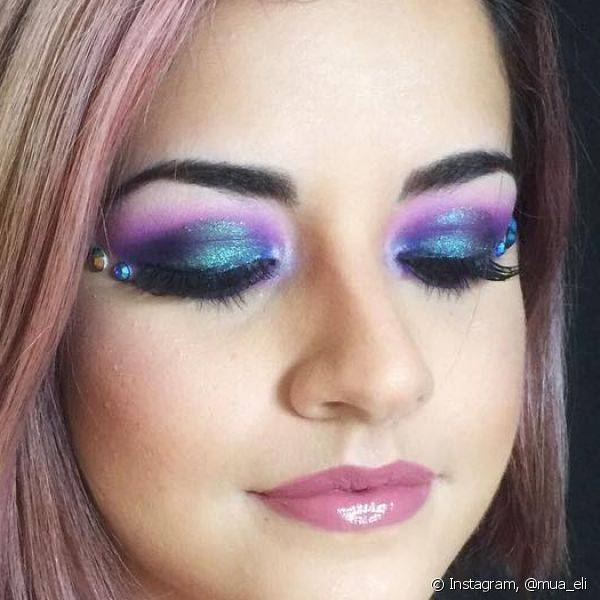 Aplicar pedrinhas na lateral dos olhos deixa qualquer maquiagem com um toque carnavalesco (Foto: Instagram @mua_eli)